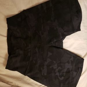 Lululemon 6" Wunder Size 6